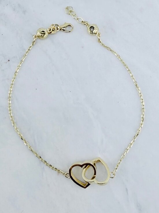 Jewelry - 10K gold bracelet features two intertwined hearts 7"